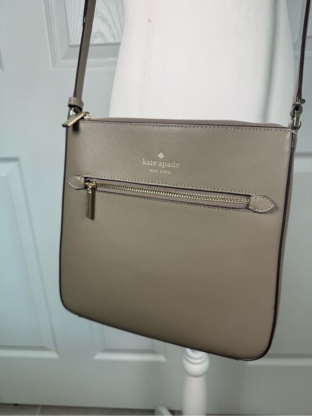 Kate Spade Sadie North South
Crossbody Thunder Cloud
Brown Saffiano Bag ✨